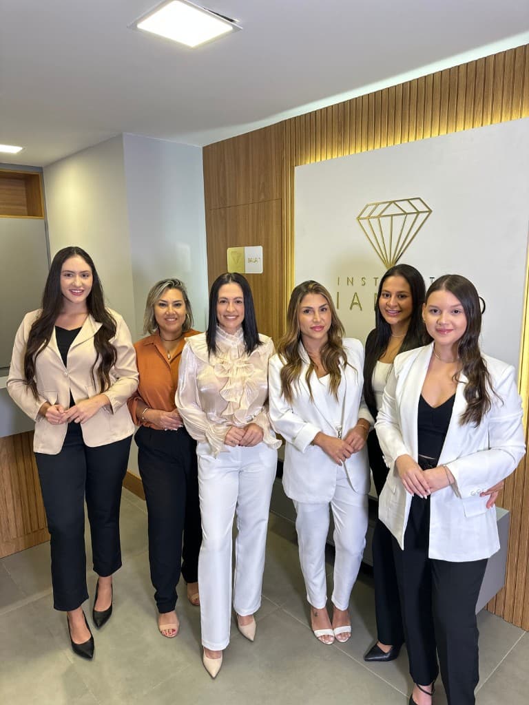 Turma de alunas no Instituto Diamond após a formação
