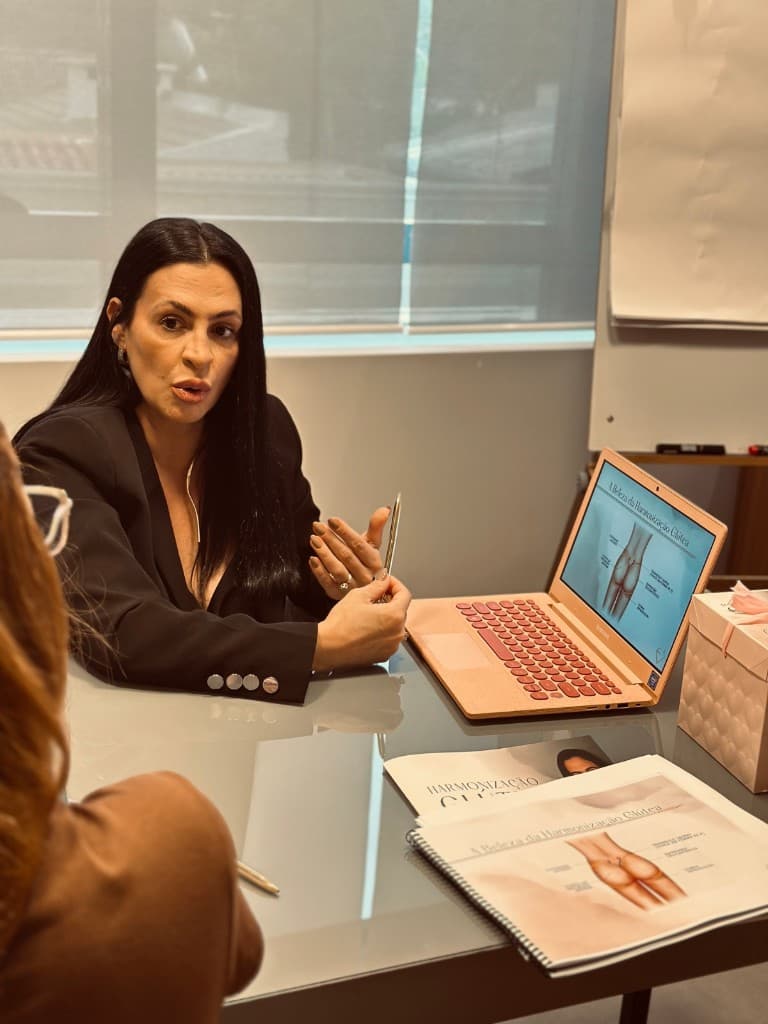 Dra. Caroline conduzindo aula teórica com material de harmonização glútea